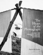 The Heart of the Photograph: 100 Questions for Making Stronger, More Expressive Photographs (en Inglés)