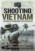 Shooting Vietnam: The War by Its Military Photographers (en Inglés)