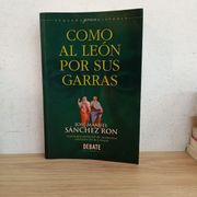 Como al león por sus garras