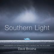 Southern Light: Photography of Antarctica, South Georgia, and the Falkland Islands (en Inglés)