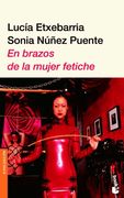 en brazos de la mujer fetiche