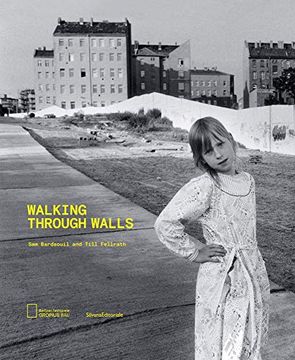 portada Walking Through Walls (en Inglés)