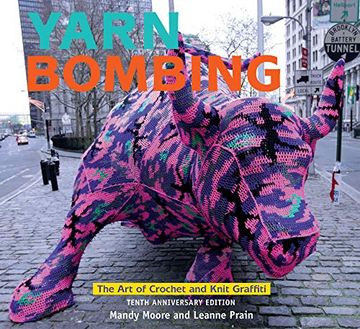 portada Yarn Bombing: The art of Crochet and Knit Graffiti: Tenth Anniversary Edition (en Inglés)