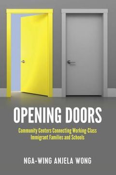 portada Opening Doors: Community Centers Connecting Working-Class Immigrant Families and Schools (in English)