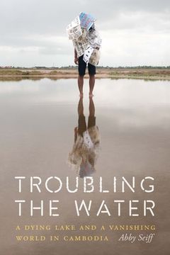 portada Troubling the Water: A Dying Lake and a Vanishing World in Cambodia (en Inglés)