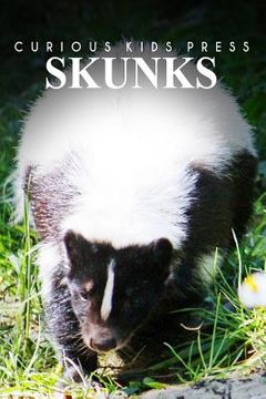 portada Skunks - Curious Kids Press: Kids book about animals and wildlife, Children's books 4-6 (en Inglés)