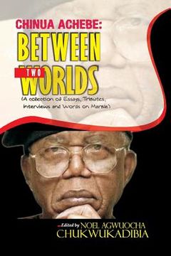 portada Chinua Achebe Between Two Worlds (en Inglés)