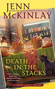 portada Death in the Stacks (a Library Lover's Mystery) (en Inglés)