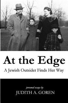 portada At the Edge: A Jewish Outsider Finds Her Way (en Inglés)