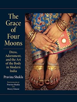 portada The Grace of Four Moons: Dress, Adornment, and the art of the Body in Modern India (Material Culture) (en Inglés)
