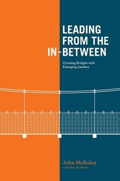portada Leading from the In-Between: Crossing Bridges with Emerging Leaders (en Inglés)
