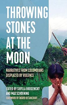 portada Throwing Stones at the Moon: Narratives From Colombians Displaced by Violence (Voice of Witness) (en Inglés)