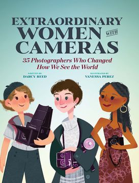 portada Extraordinary Women With Cameras: 35 Photographers who Changed how we see the World (en Inglés)