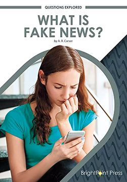 portada What is Fake News? (Questions Explored) (en Inglés)