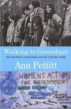 portada Walking to Greenham: How the Peace-Camp Began and the Cold war Ended (en Inglés)