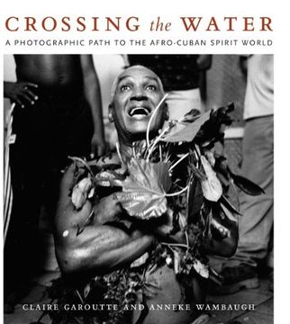portada Crossing the Water: A Photographic Path to the Afro-Cuban Spirit World (en Inglés)