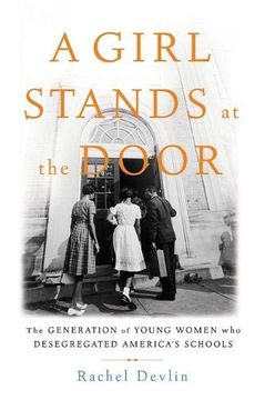 portada A Girl Stands at the Door: The Generation of Young Women who Desegregated America's Schools (en Inglés)