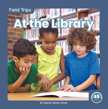 portada At the Library (Field Trips) (en Inglés)