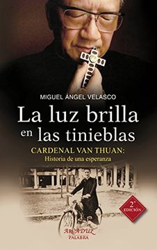 portada La luz Brilla en las Tinieblas (in Spanish)