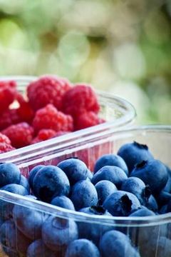 portada Berries: Berries Are Typically Juicy, Rounded, Brightly Colored, Sweet or Sour, and Do Not Have a Stone or Pit, Although Many P (en Inglés)