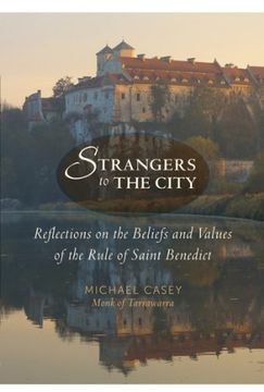 portada Strangers to the City: Reflections on the Beliefs and Values of the Rule of Saint Benedict (Voices from the Monastery) (en Inglés)