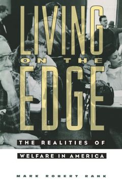 portada Living on the Edge: The Realities of Welfare in America (en Inglés)