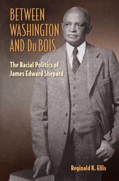 portada Between Washington and Du Bois: The Racial Politics of James Edward Shepard (en Inglés)