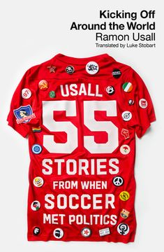 portada Kicking Off Around the World: 55 Stories from When Soccer Met Politics (en Inglés)