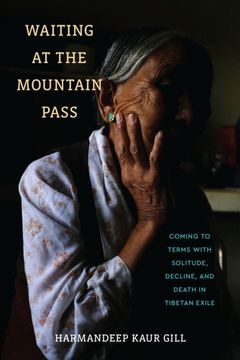 portada Waiting at the Mountain Pass: Coming to Terms with Solitude, Decline, and Death in Tibetan Exile (en Inglés)