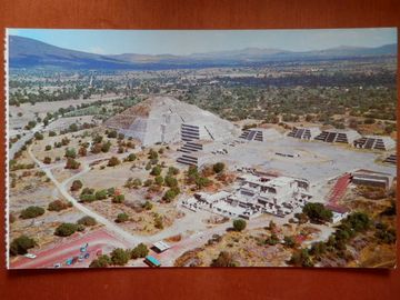 portada Vista Aérea De La Plaza Y Pirámide De La Luna. Zona Arqueológica De Teotihuacán, México