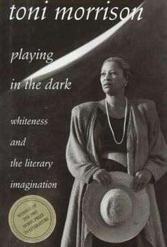 portada Playing in the Dark: Whiteness and the Literary Imagination (en Inglés)