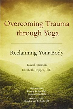 portada Overcoming Trauma Through Yoga: Reclaiming Your Body (en Inglés)