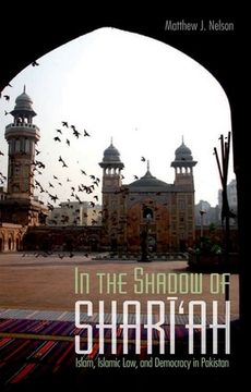 portada In the Shadow of Shari'ah: Islam, Islamic Law and Democracy in Pakistan (en Inglés)