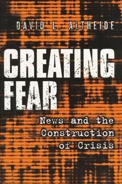 portada Creating Fear: News and the Construction of Crisis (Social Problems and Social Issues) (en Inglés)