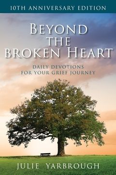 portada Beyond the Broken Heart: Daily Devotions for Your Grief Journey (en Inglés)