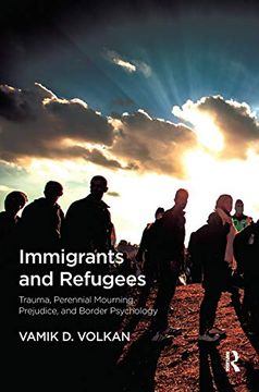portada Immigrants and Refugees: Trauma, Perennial Mourning, Prejudice, and Border Psychology (en Inglés)