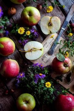 portada Apples: A Pomaceous Edible Fruit of a Temperate-Zone Deciduous Tree. (en Inglés)